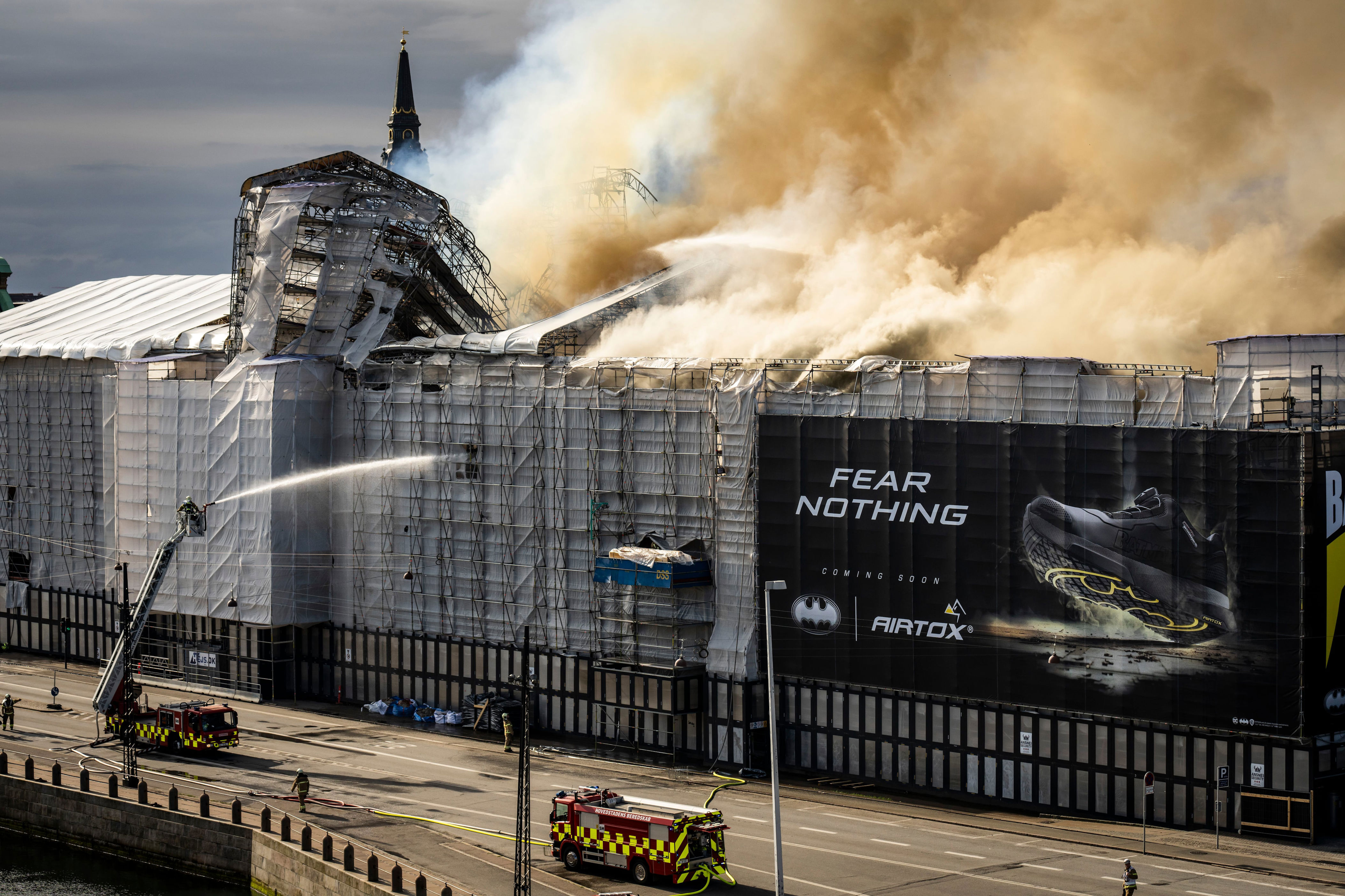 “400년 역사가 불탔다”... 코펜하겐 유적지 화재로 슬픔에 빠진 덴마크