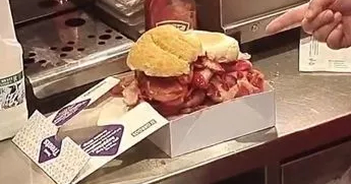 han bestilte en baconsandwich: alle ser måbende til, da tjener kommer med absurd servering