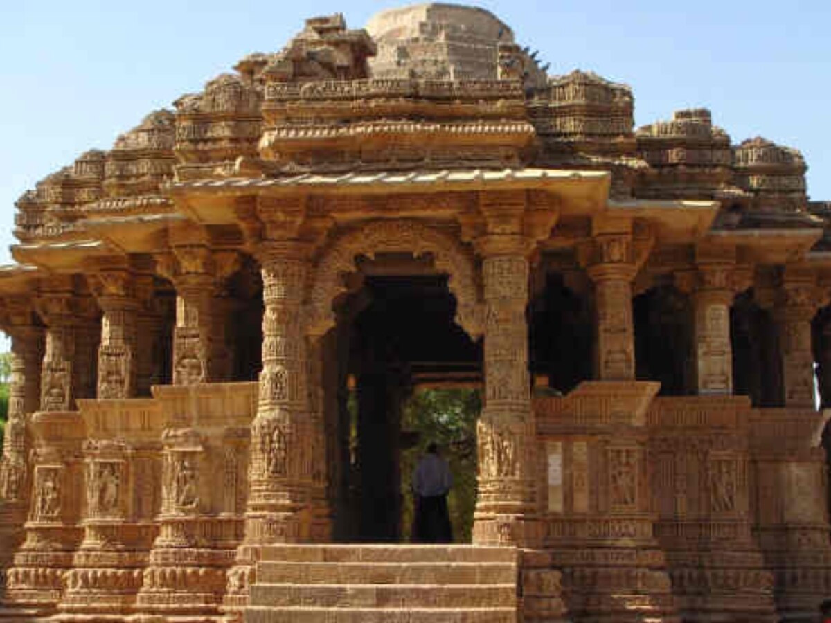 Famous temples. Ахмедабад Индия достопримечательности. Дом-храм Бусантапур. Фото постеров древний Индия. Наярит достопримечательность чакала.