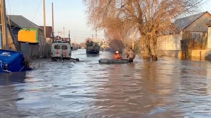 ρωσία: σε επικίνδυνα επίπεδα έφτασε η στάθμη του νερού στον ποταμό τομπόλ