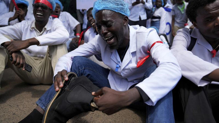 Des médecins et autres membres du personnel médical participent à une manifestation dans le centre-ville de Nairobi, au Kenya, le mardi 16 avril 2024.