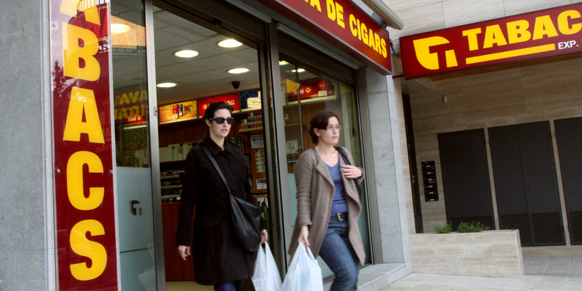 «ça change tout !» : sans limitation d'achat, les fumeurs français défilent à la frontière espagnole