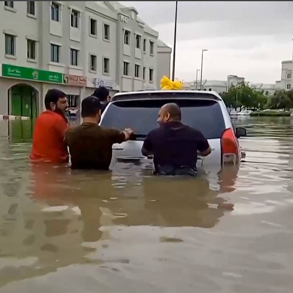 emirate kämpfen mit den folgen historischer überschwemmung