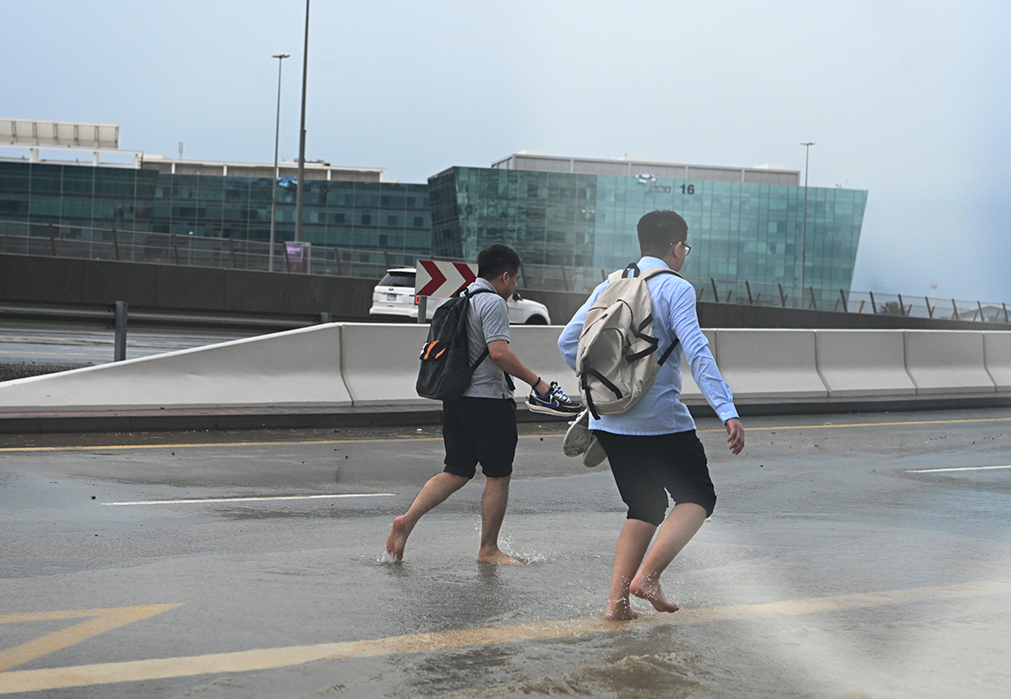 bae'de şiddetli yağışlar hava trafiğini olumsuz etkiliyor