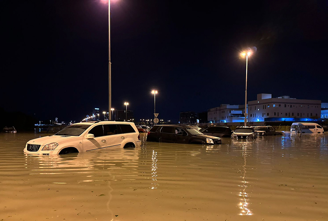 bae'de şiddetli yağışlar hava trafiğini olumsuz etkiliyor
