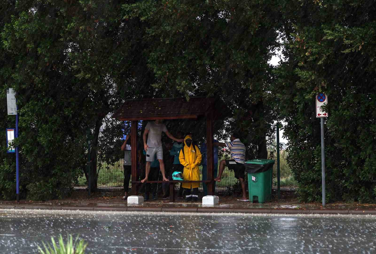 bae’de son 75 yılın en şiddetli yağışı: 1 ölü