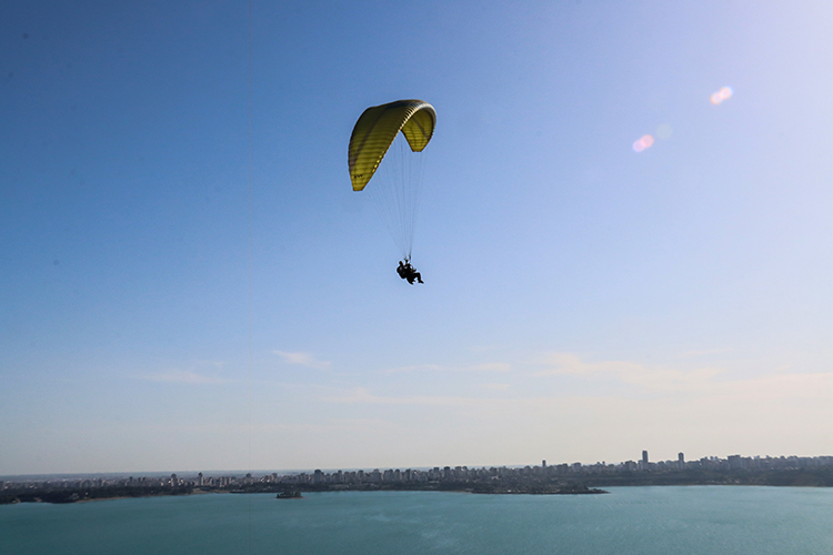 adana'da yamaç paraşütü yapan iki pilot gökyüzünde tavla oynadı