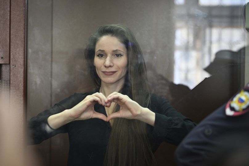 szélsőségességgel vádolnak egy orosz újságírót, aki navalnijt is fotózta a bíróságon