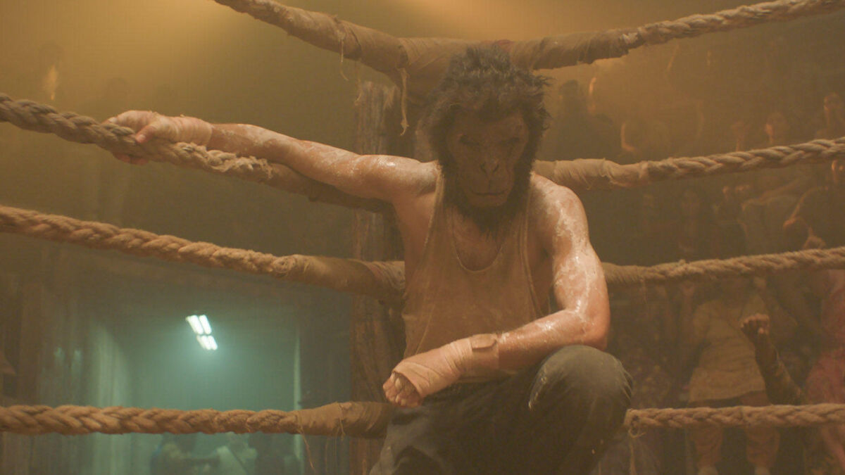 « monkey man », le premier film coup de poing de dev patel, star de « slumdog millionaire »