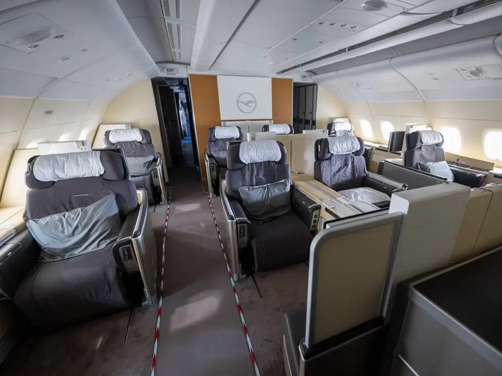 neue flugzeugkabine bei lufthansa: so sieht es im airbus a350 aus – mit doppelbett in der first class
