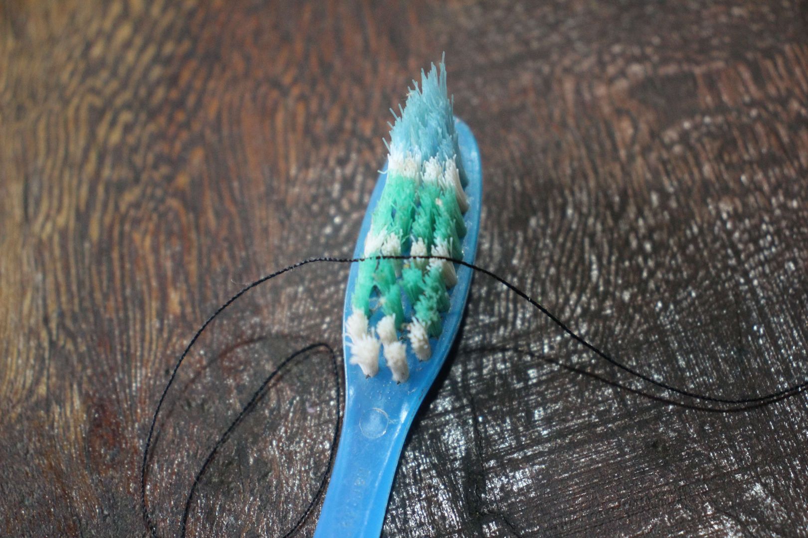 como colocar a linha na agulha com uma escova de dentes: 5 passos simples