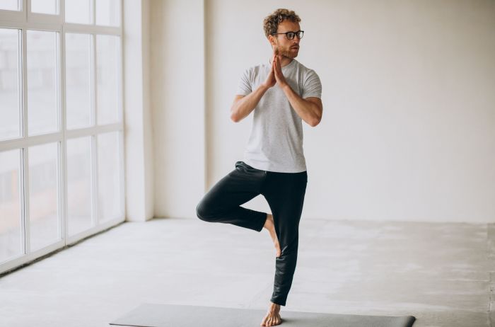 yoga: las 3 posturas que son perfectas para ganar movilidad desde los 60 años