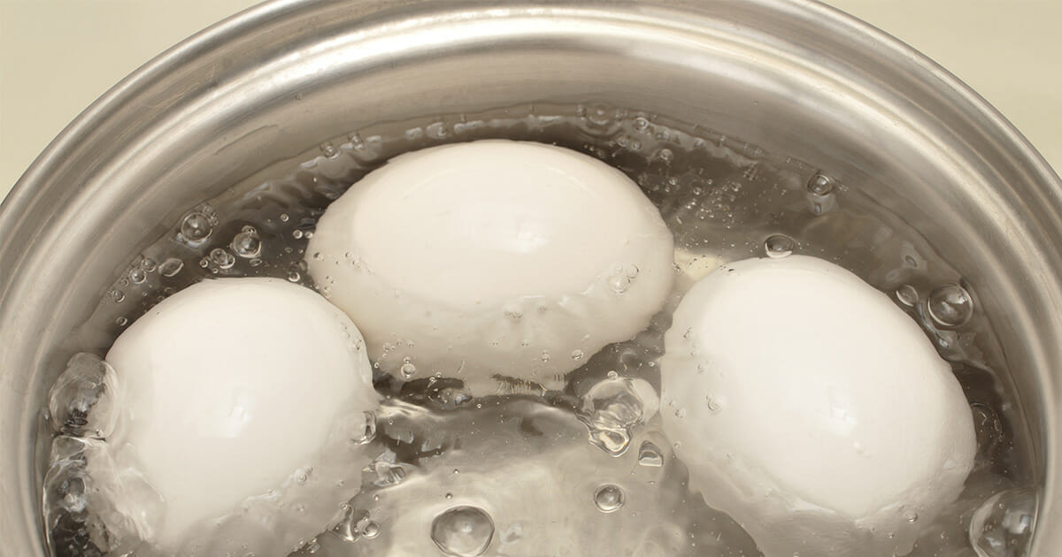 därför sätter folk häftstift i äggen – geniala knepet som alla borde känna till