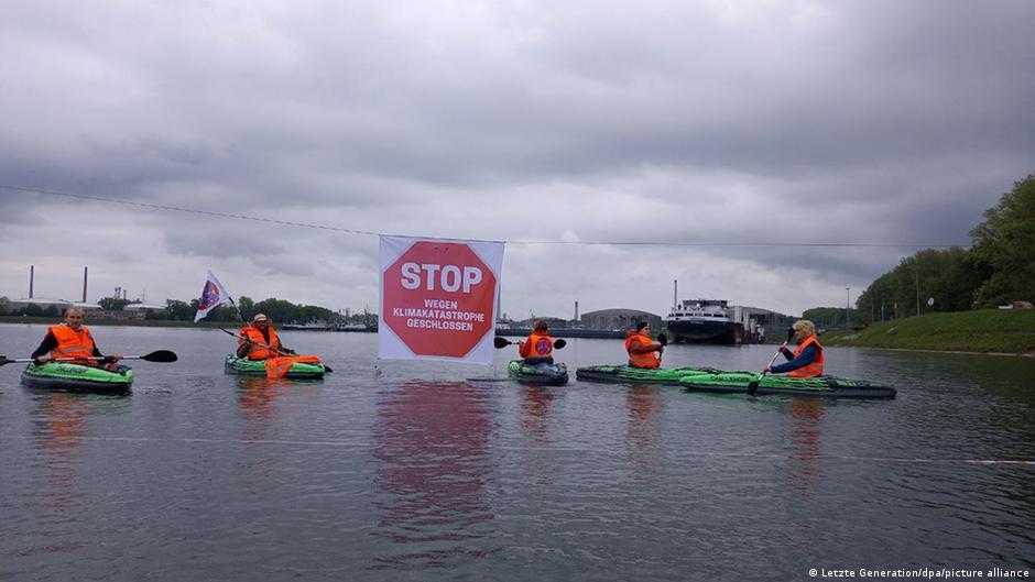activistas ambientales bloquean acceso a mayor refinería de alemania