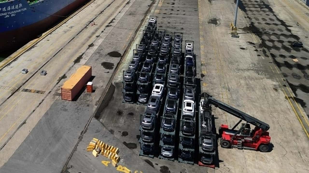 byd inicia nova operação e desembarca quase 2 mil veículos no porto de suape