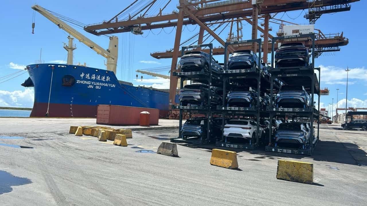 byd inicia nova operação e desembarca quase 2 mil veículos no porto de suape