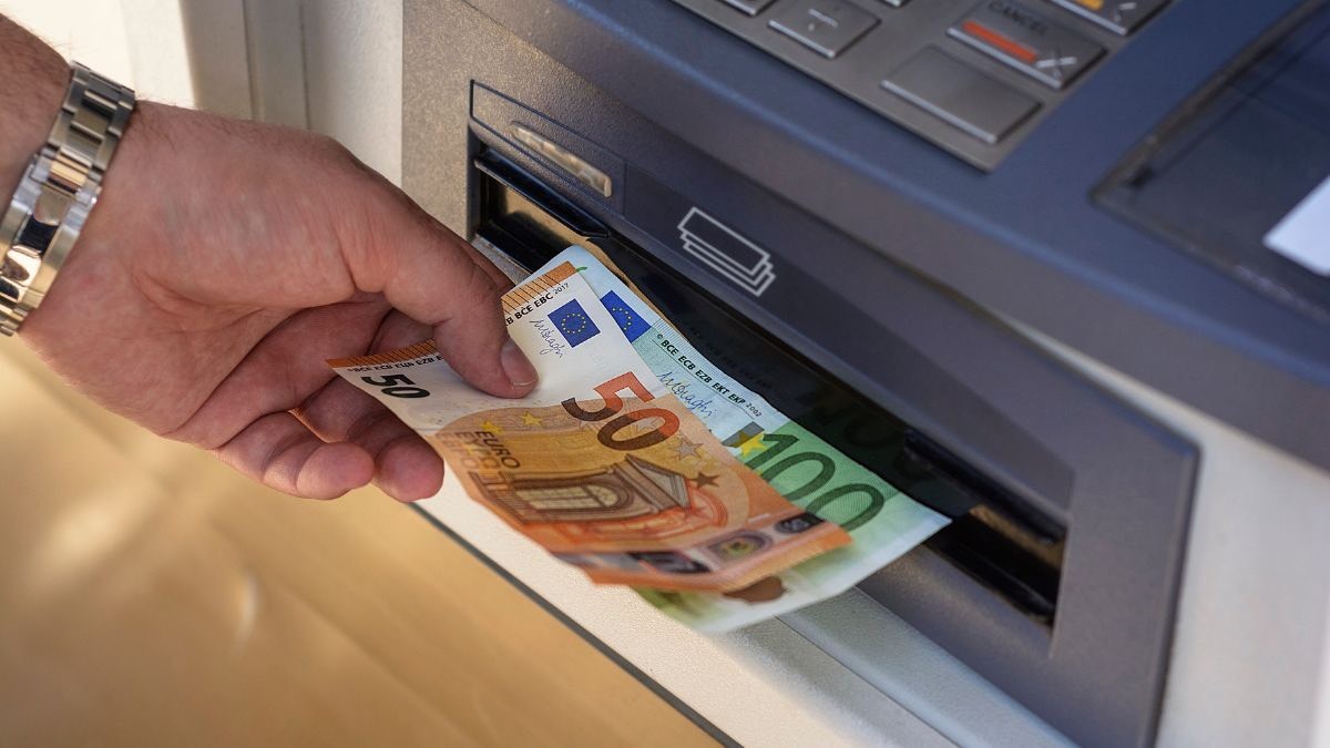 estos son los bancos que cobran hasta 60 euros de comisiones en abril