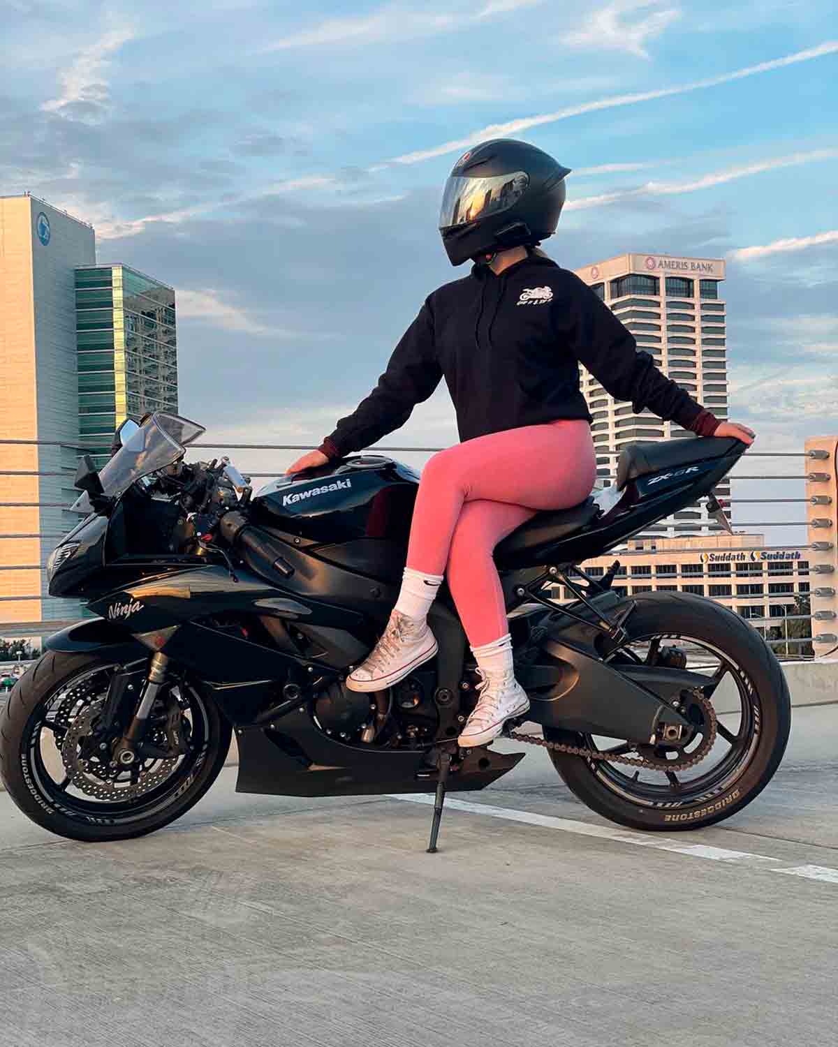 en motorcyklist lägger upp en video där hon driver med kommentarer om sin säkerhet, timmar före en dödlig olycka