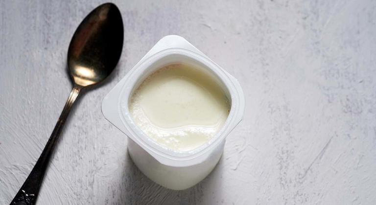 Si tienes un yogur caducado en la nevera, no lo tires: la nutricionista Boticaria García explica qué debes hacer