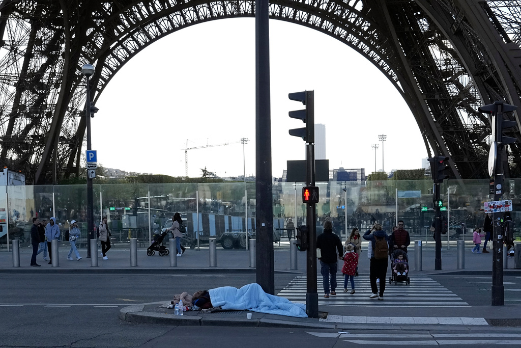 hundratals migranter i paris vräks inför os