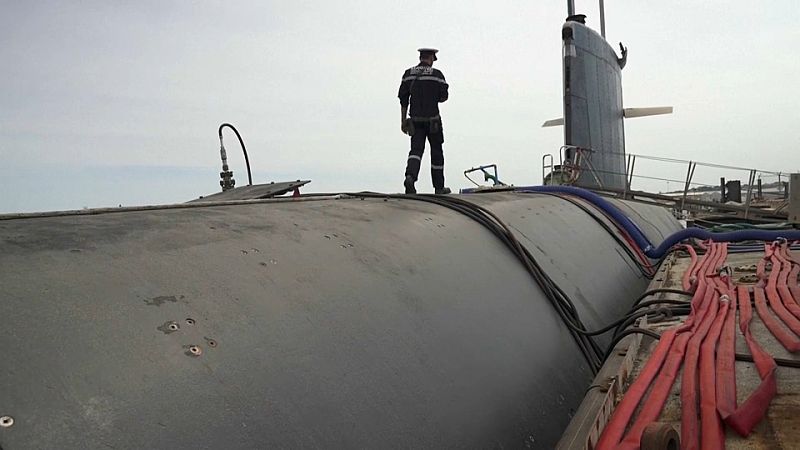 jornalistas têm acesso raro a submarino nuclear francês da classe rubis