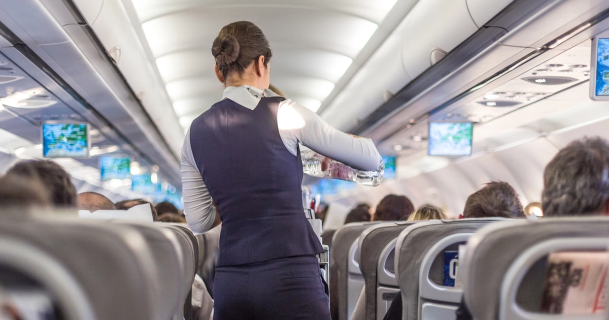 stewardesse forklarer sin hemmelige 'strategi', der løser et udbredt problem blandt passagererne