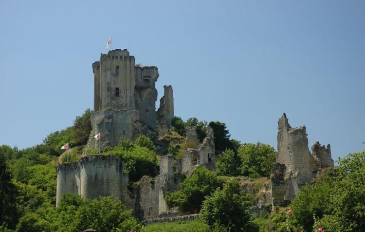 dominé par un somptueux château fort, ce village médiéval est l’un des plus beaux de france
