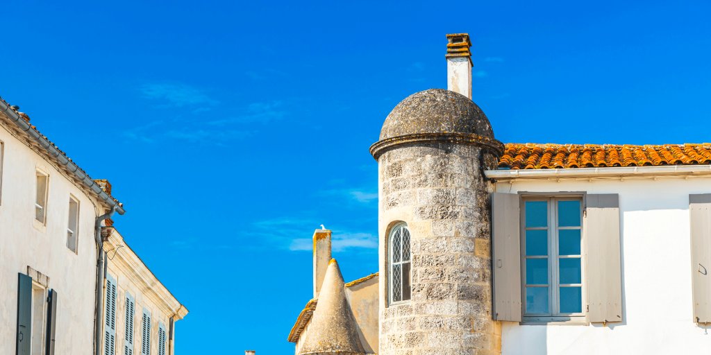 avec ses jolies maisons blanches, ce village français va vous rappeler les plus belles îles grecques