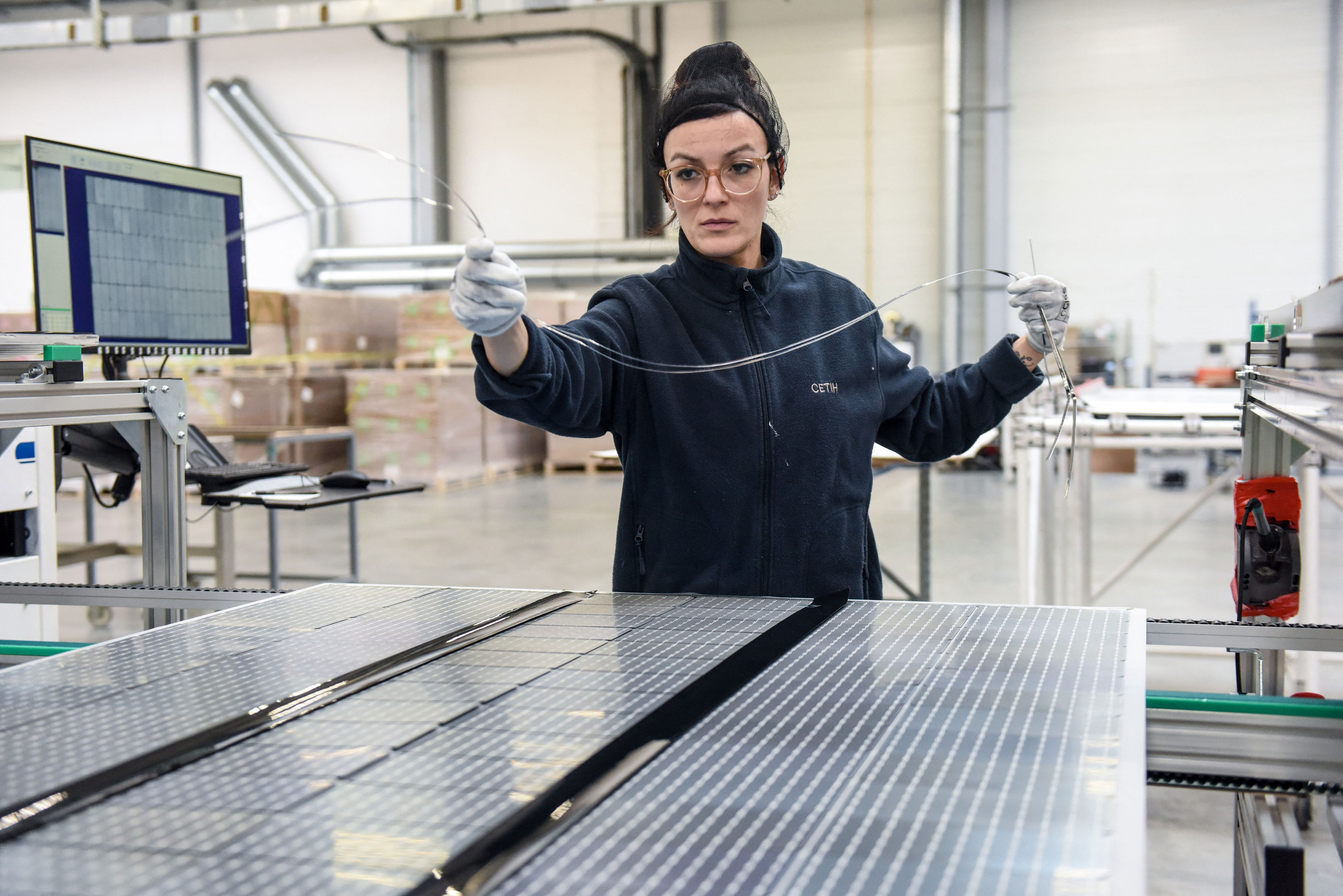 panneaux solaires : concurrencé par la chine, systovi, l’un des derniers fabricants français, ferme son usine