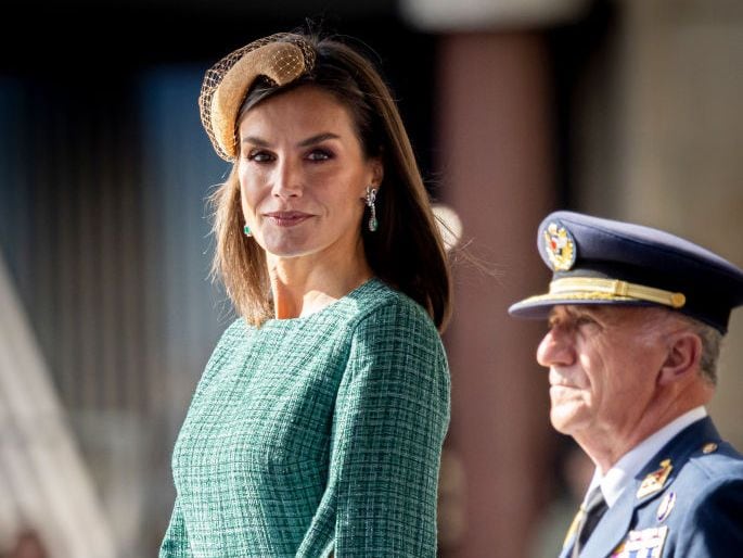 la reina letizia, con tacón sensato y de verde esmeralda, promociona la moda española en países bajos