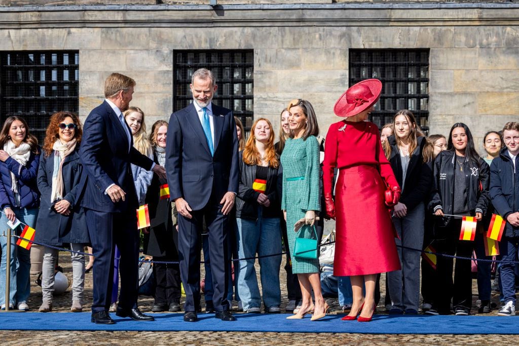 la reina letizia, con tacón sensato y de verde esmeralda, promociona la moda española en países bajos
