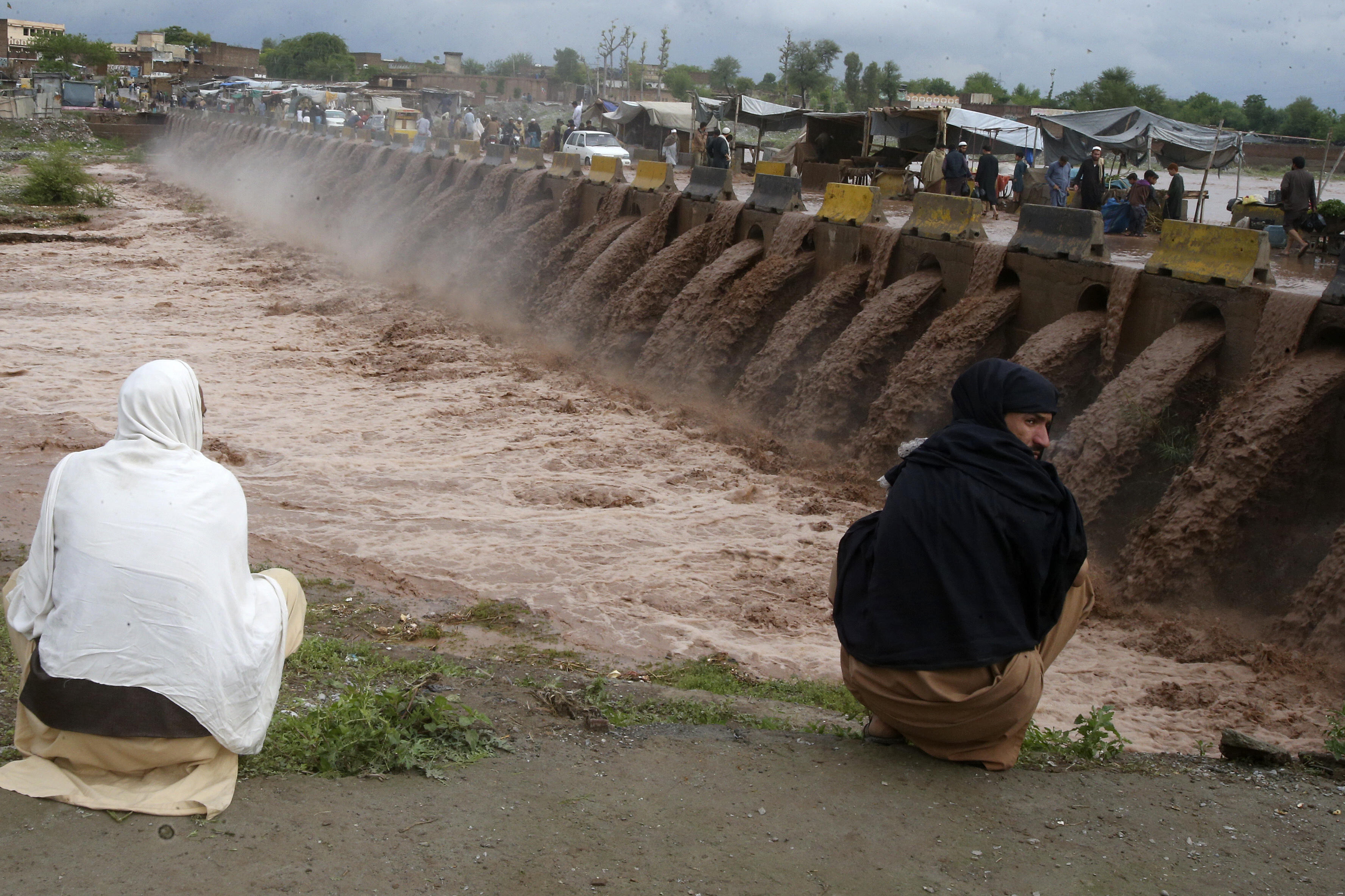 at least 135 dead in pakistan and afghanistan as flooding continues