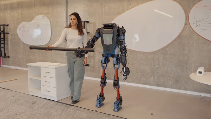 robô humanoide realiza tarefas domésticas por meio de inteligência artificial; veja vídeo