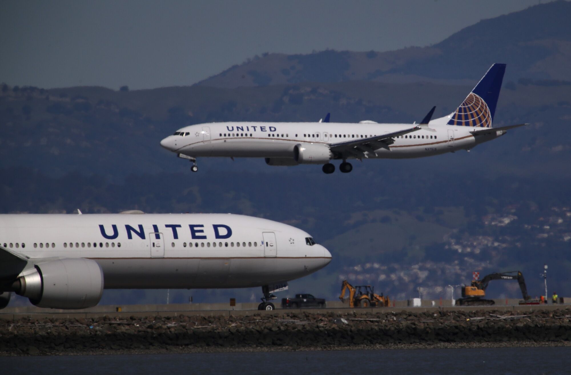 united airlines to defer some new planes due to us safety review