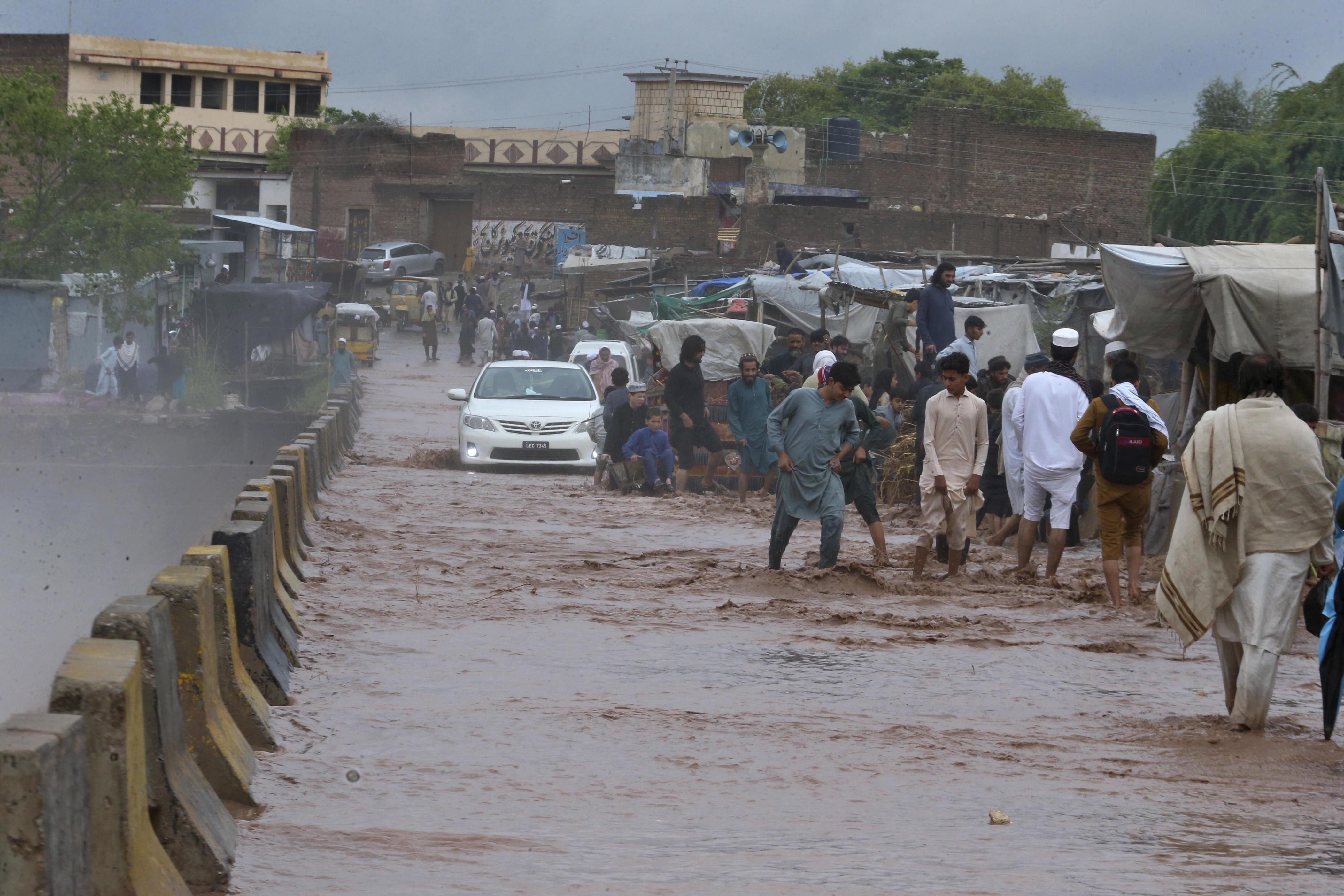 at least 135 dead in pakistan and afghanistan as flooding continues