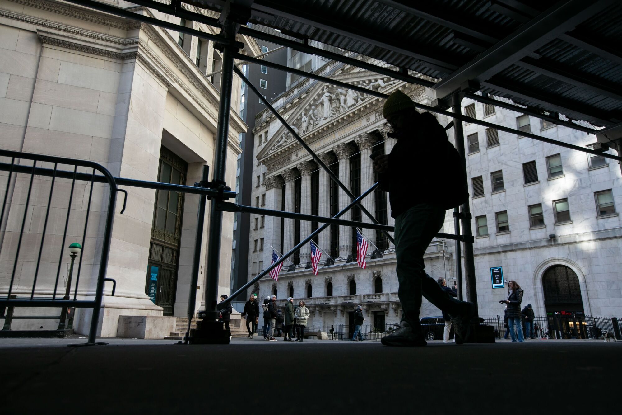 fed beige book sees slight growth, moderating wage pressure