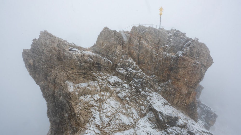 garmisch-partenkirchen: mit sneakern und jogginghose: zwei bergsteiger an zugspitze gerettet