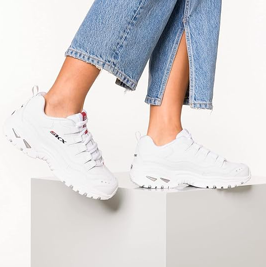skechers rebaja a 48€ (antes 85) las zapatillas con plataforma que más éxito tienen entre mujeres que buscan deportivas cómodas que estilicen pierna