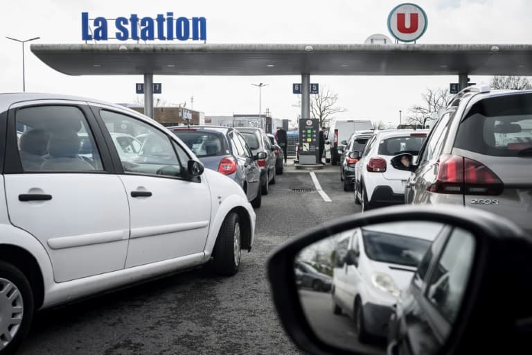 des voitures en panne après un plein chez leclerc: faut-il éviter d'acheter son essence au supermarché?