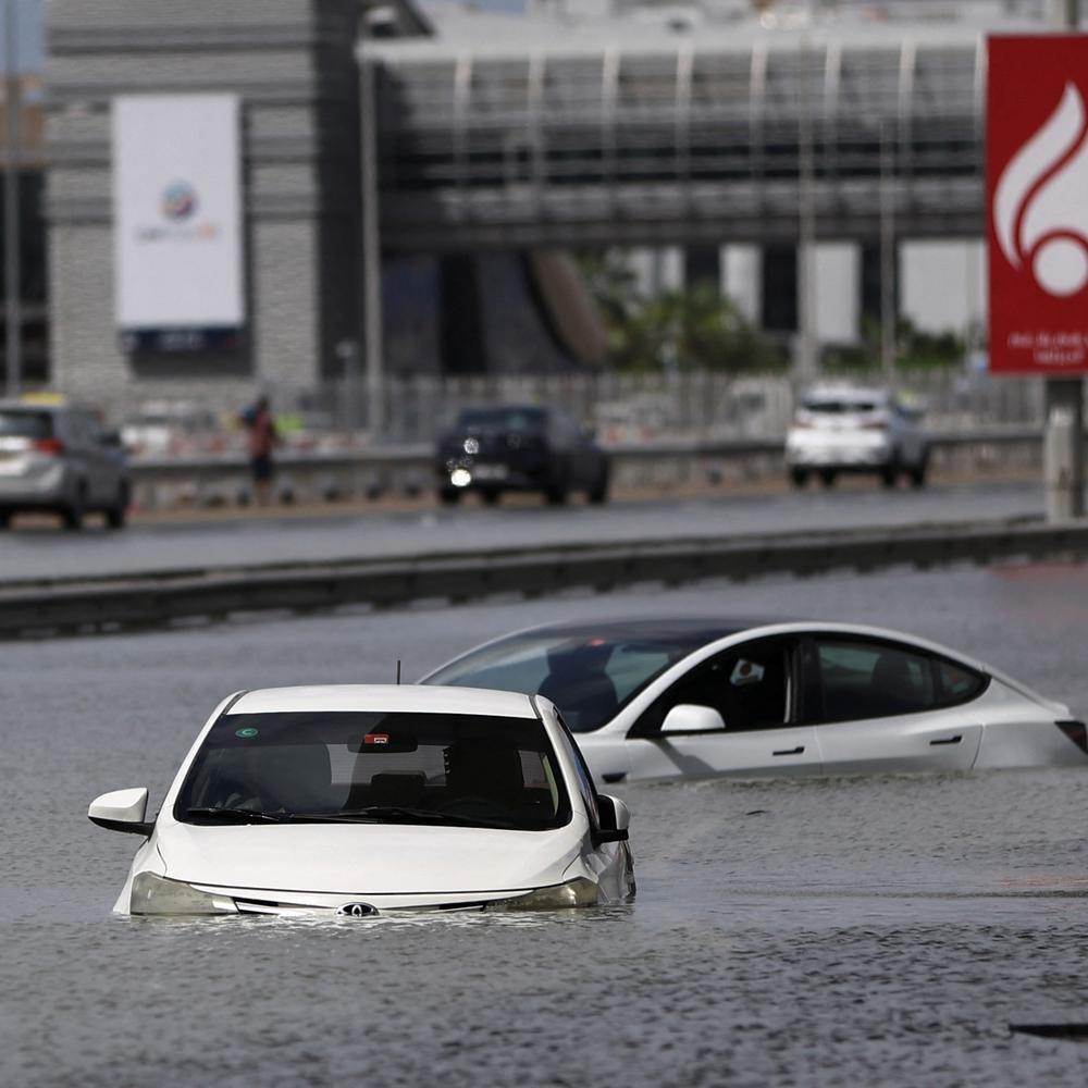 autos verschwinden in fluten: bilder zu den starken überschwemmungen in dubai