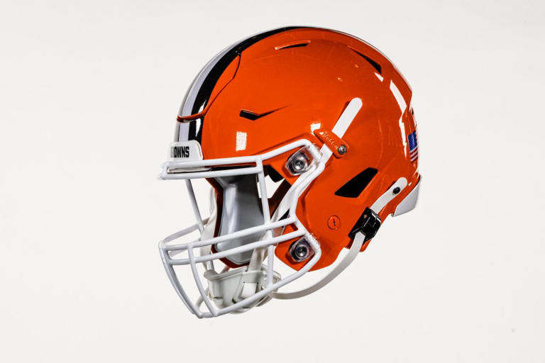 Cleveland Browns bringing back white facemask this season