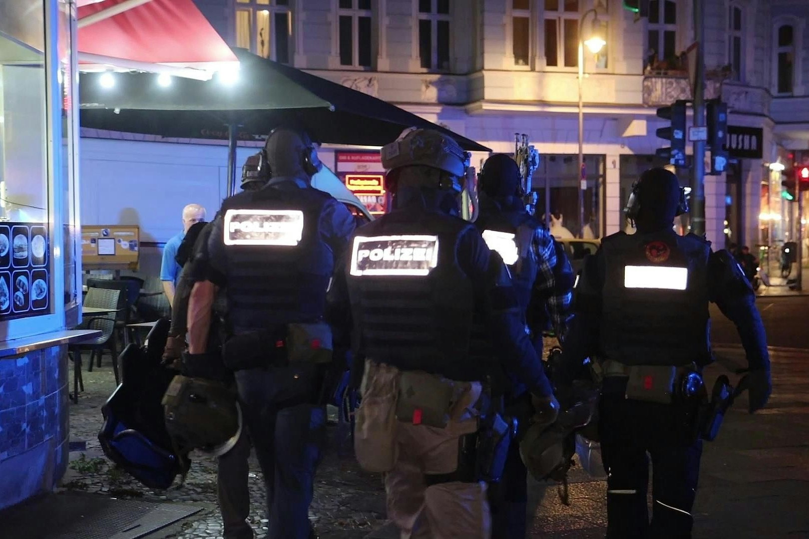 drogen-razzia in berlin: sek durchsucht wohnungen, polizei nimmt drei männer fest