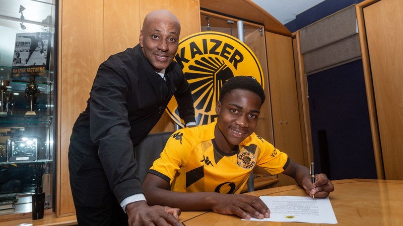 ‘i promise not to disappoint’ ... kaizer chiefs teen sensation mfundo vilakazi signs senior contract