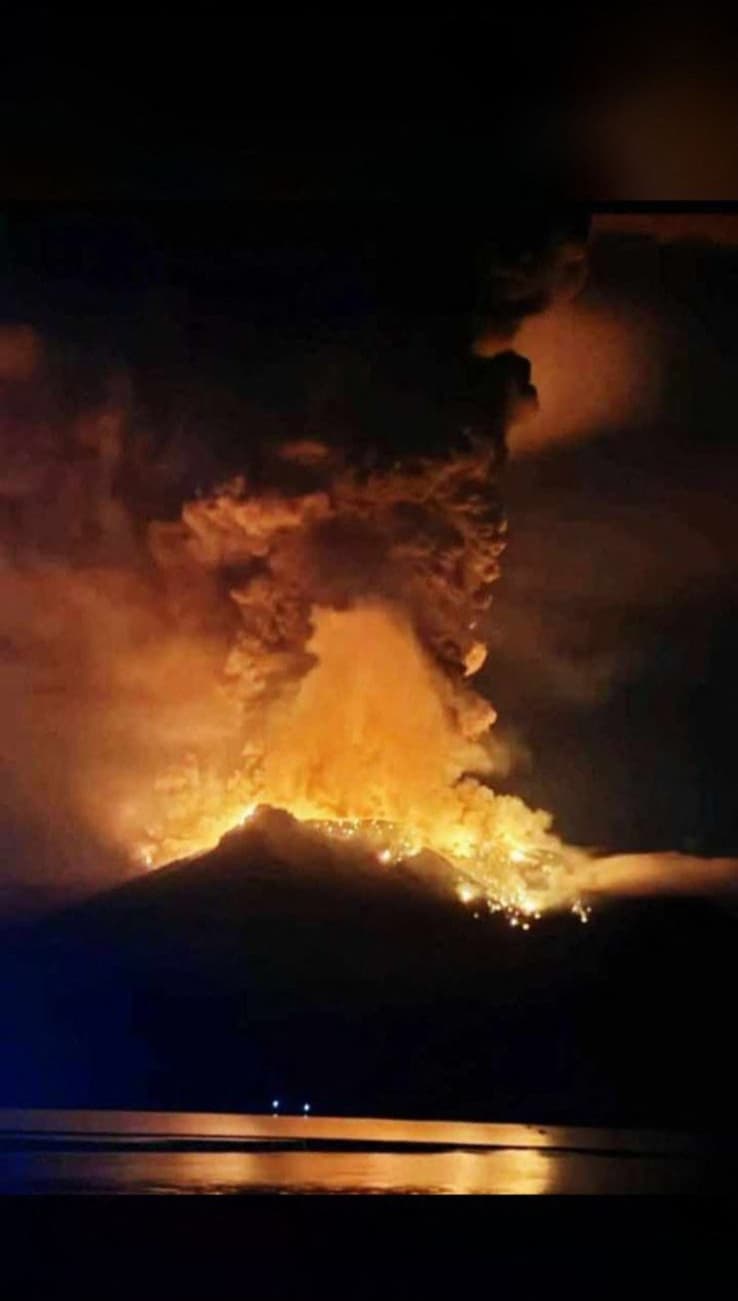 des cendres jusqu'à 2,5km dans le ciel: les images de l'éruption du volcan ruang en indonésie