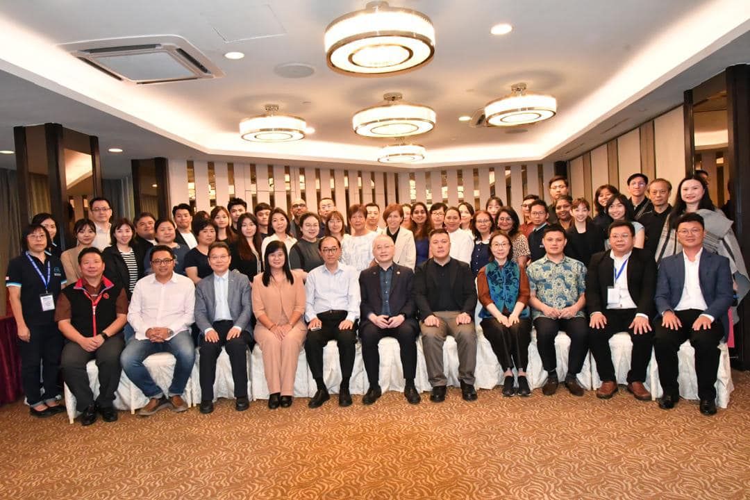 dr wee hosts dinner for representatives from 60 educational institutions from around the world