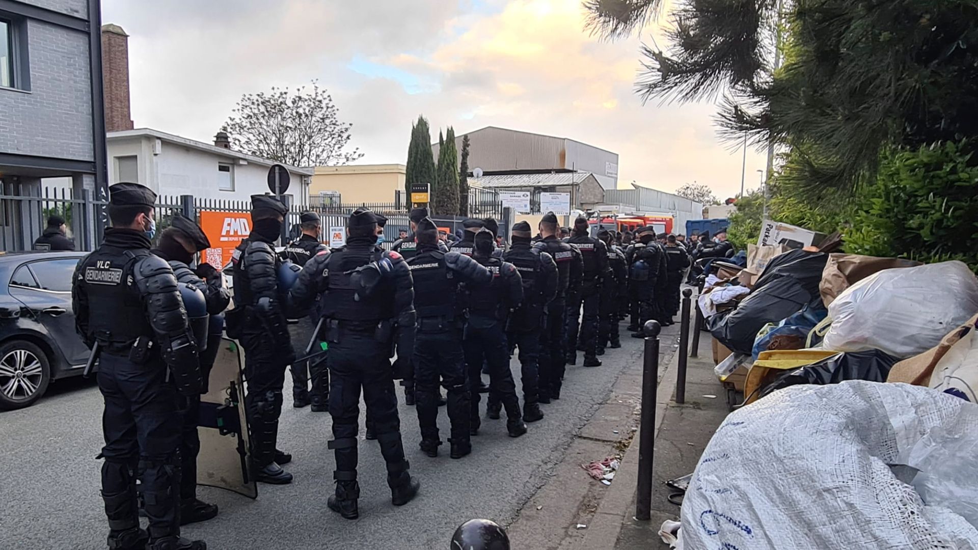 französische polizei räumt besetztes haus mit 450 geflüchteten
