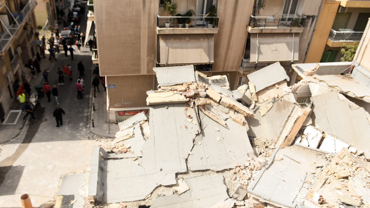 κατάρρευση κτιρίου στο πασαλιμάνι: ελεύθεροι οι 8 συλληφθέντες εργάτες - κρατείται ο εργολάβος