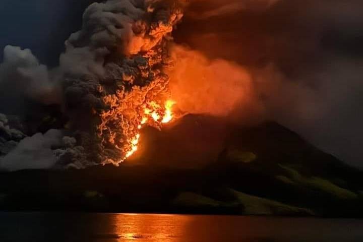 gunung ruang erupsi, ribuan gempa mengguncang
