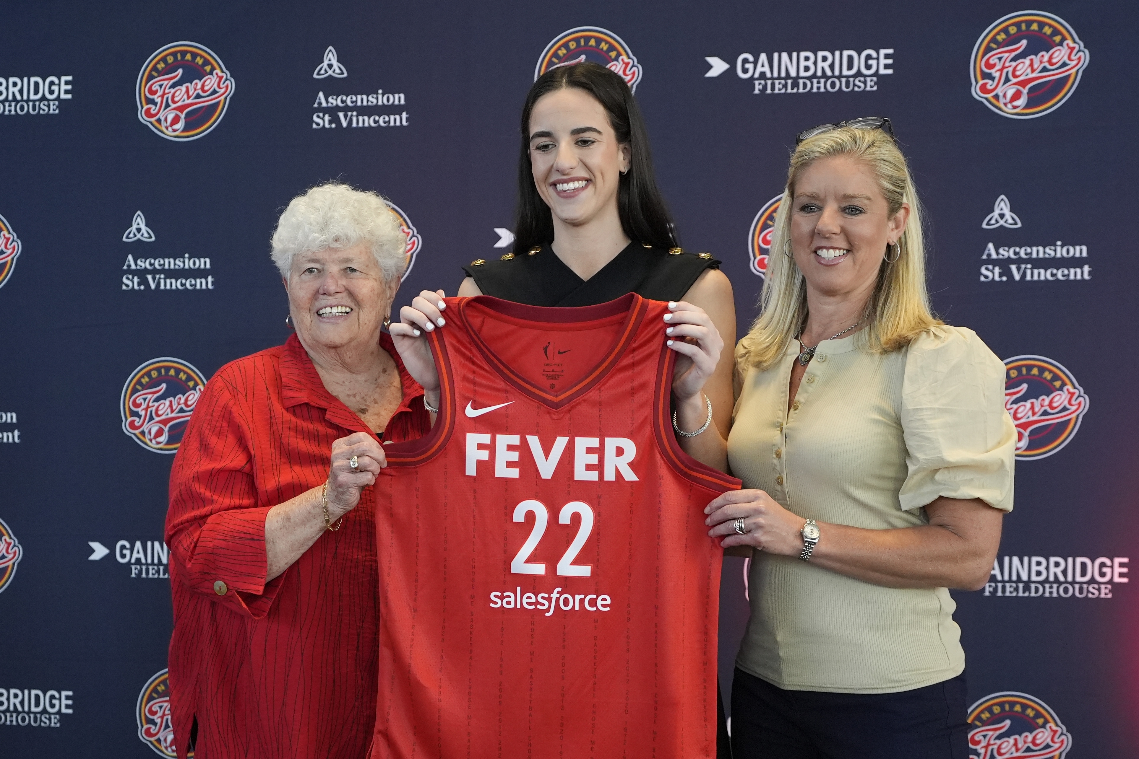 caitlin clark looks like a natural as indiana fever introduce wnba's top draft pick
