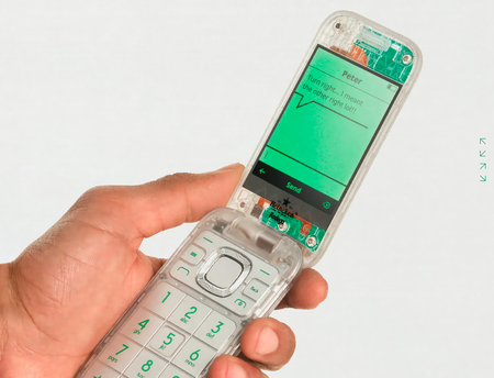 este celular apuesta tanto por la nostalgia que tiene el juego de la viborita y tapa traslúcida: lo creó el dueño de nokia